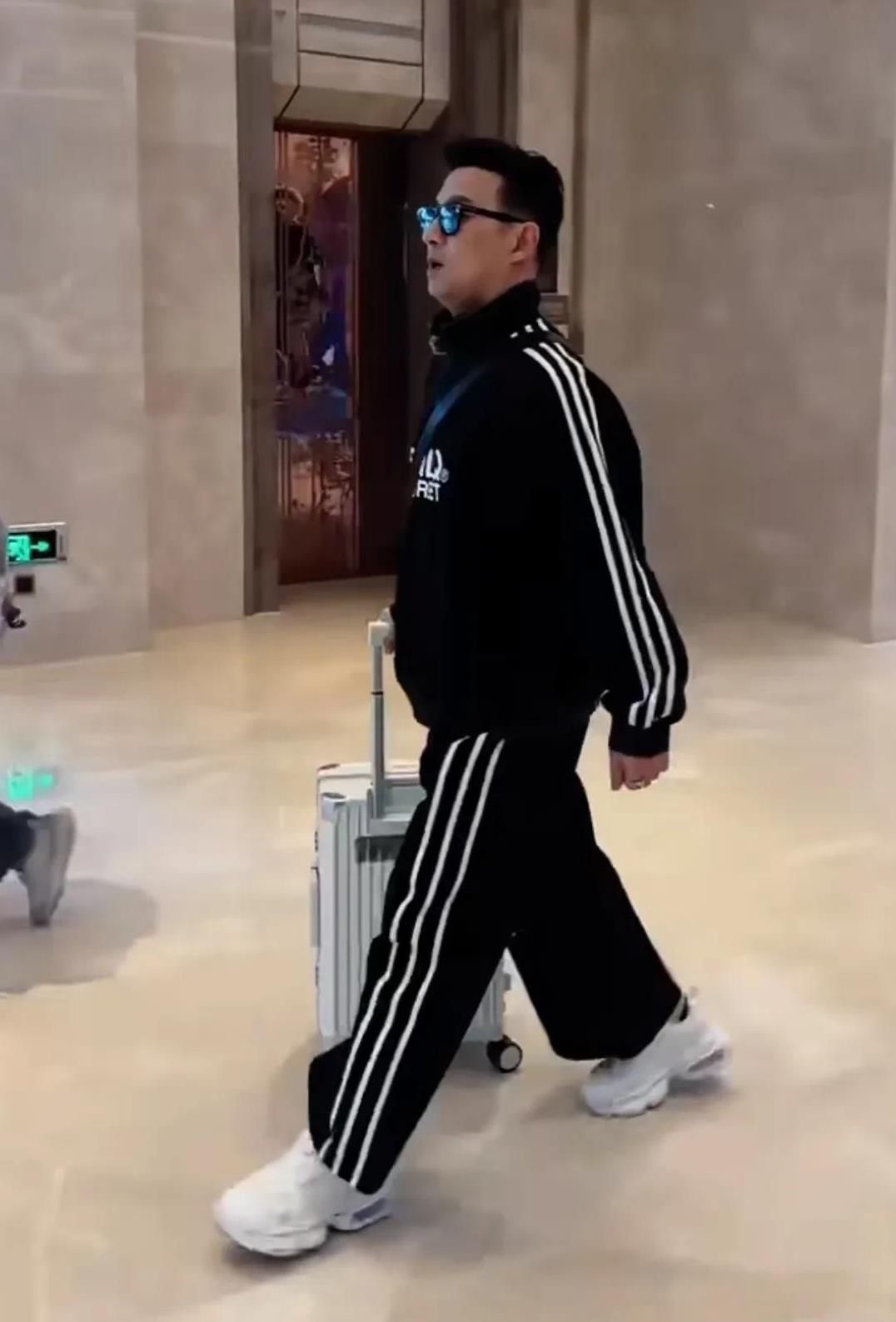 汪峰离开章子怡后，不仅状态年轻了，这穿搭也换风格了！汪峰录制综艺《桃花坞》，头