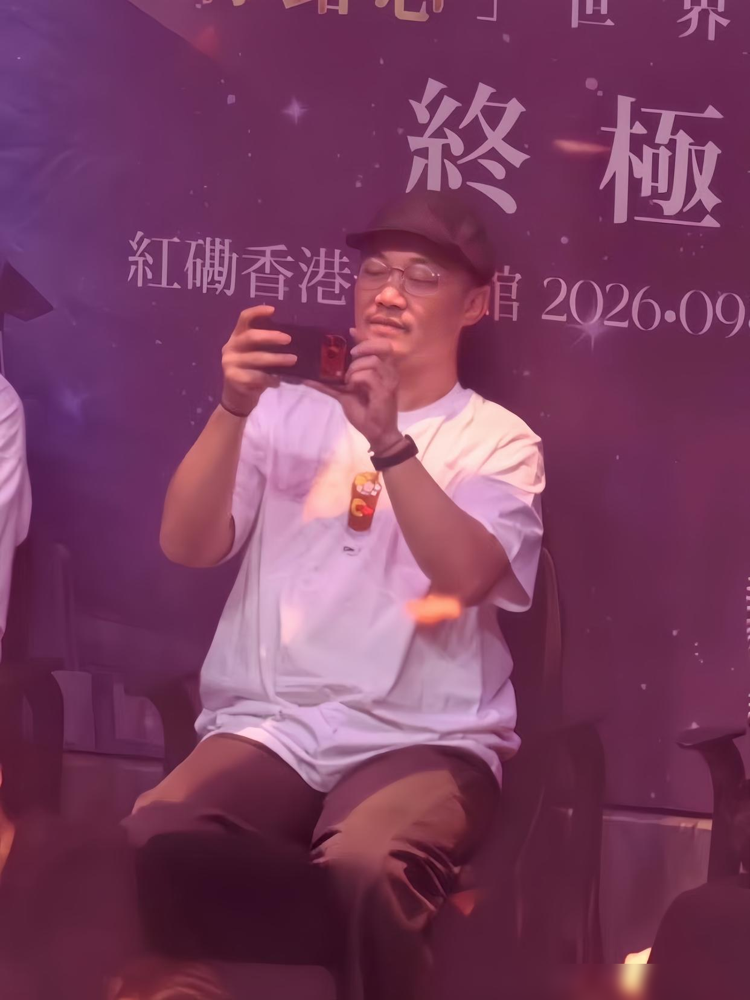 76岁谭咏麟红馆开唱，一口气唱了41首，全程三个多小时没歇。唱到一半他低头捏了捏裤腰，当众问台下：裤