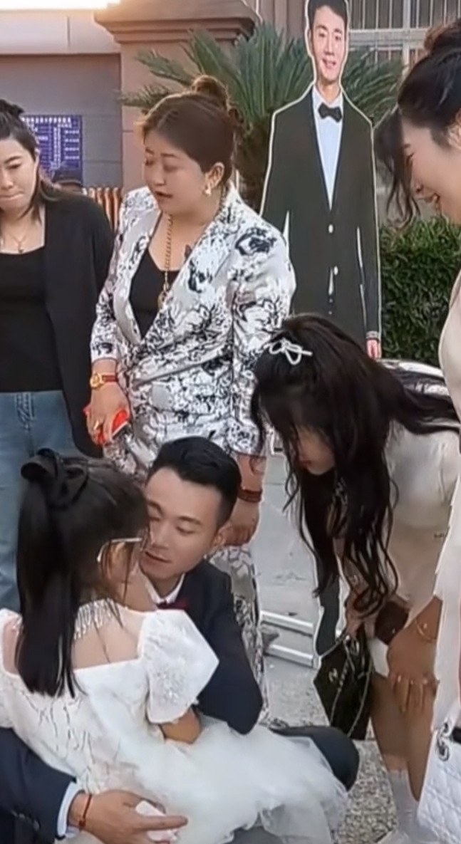 花童没让侄女当，让二嫂娘家侄女当的，小姑娘遗憾哭的，我当时在直播间，主持人说了原