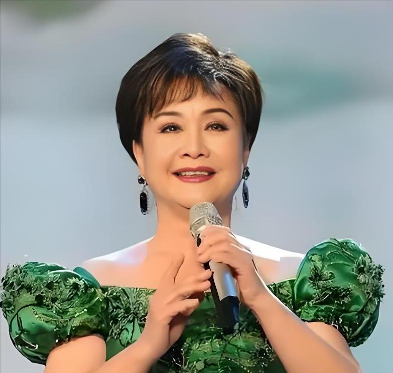 81岁李谷一，太让人惋惜了！2月10日她突上热搜，却带来连续4年缺席春晚的消息。