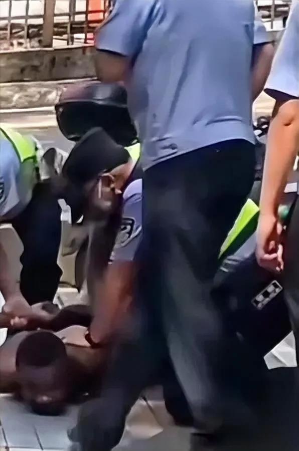 老外闹事被按倒！印度租客竟破口大骂？在中国谁给的优越感？最近刷到外籍男子