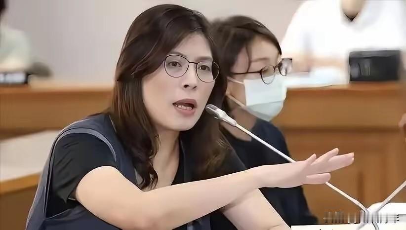 谁能想到，一个在岛内民调里被无情踩到4%谷底的“垫底王”，竟然只用了不到72小时