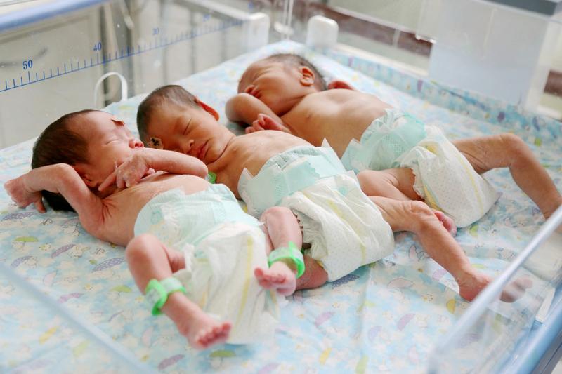 家里老大总受尽委屈，这事儿太常见了。二孩政策开放后，老二出生，父母精力大多集中在