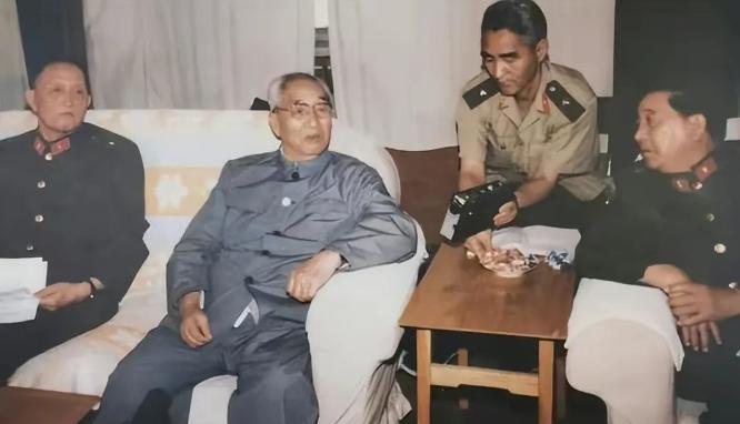 1988年，洪学智和秦基伟打算去看望徐向前，却为带什么礼品犯了难。两位身经百