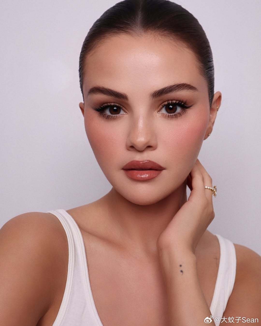 SelenaGomez赛琳娜戈麦斯展示全妆上脸效果，由美妆师HungVann