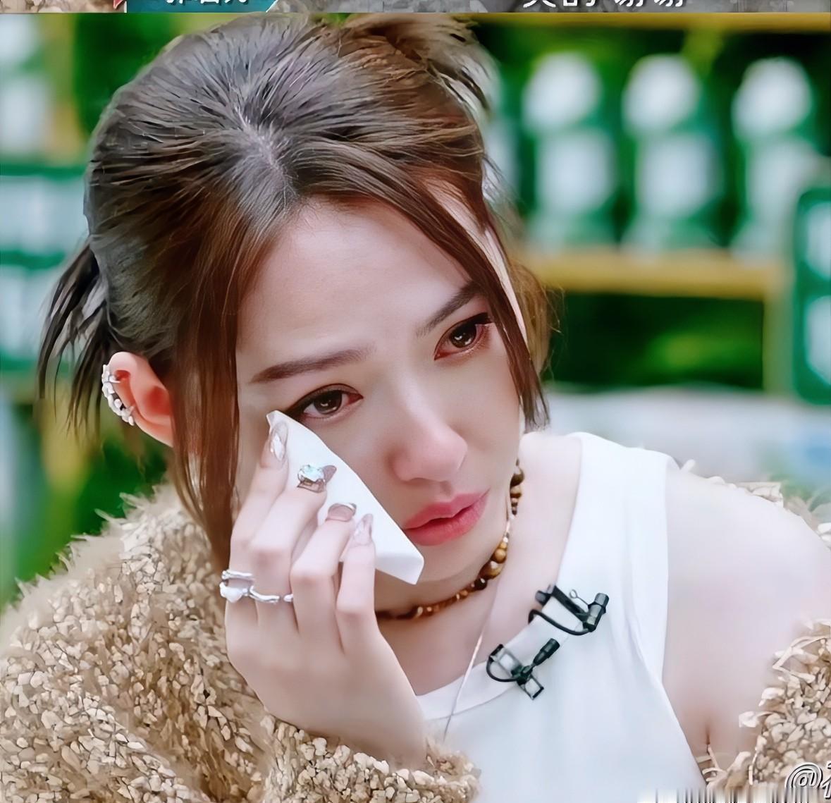 向佐发了句“为了孩子忍一忍”，评论区炸了。郭碧婷带娃机场照被拍，人瘦了，眼神倦