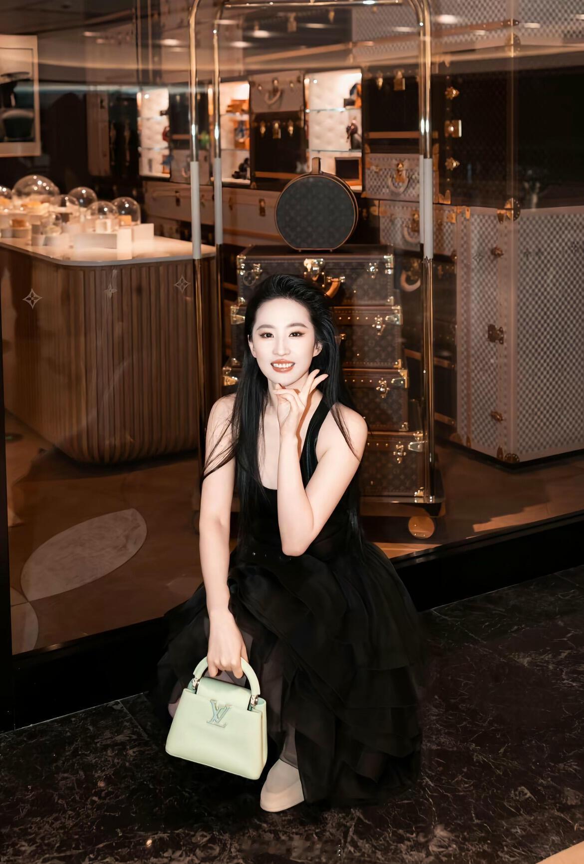 又酷又可爱的刘亦菲宝宝