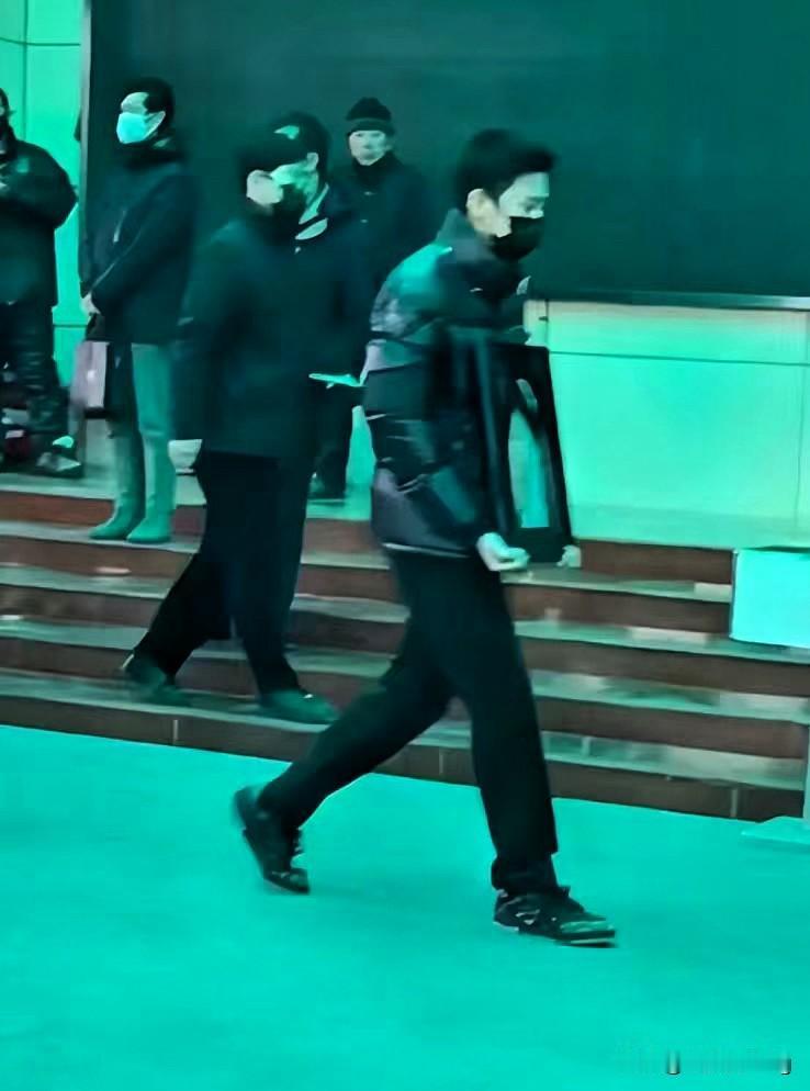 24岁的许何捧着母亲何晴的骨灰走出灵堂，全程没哭一声，却把所有人都看酸了眼——成