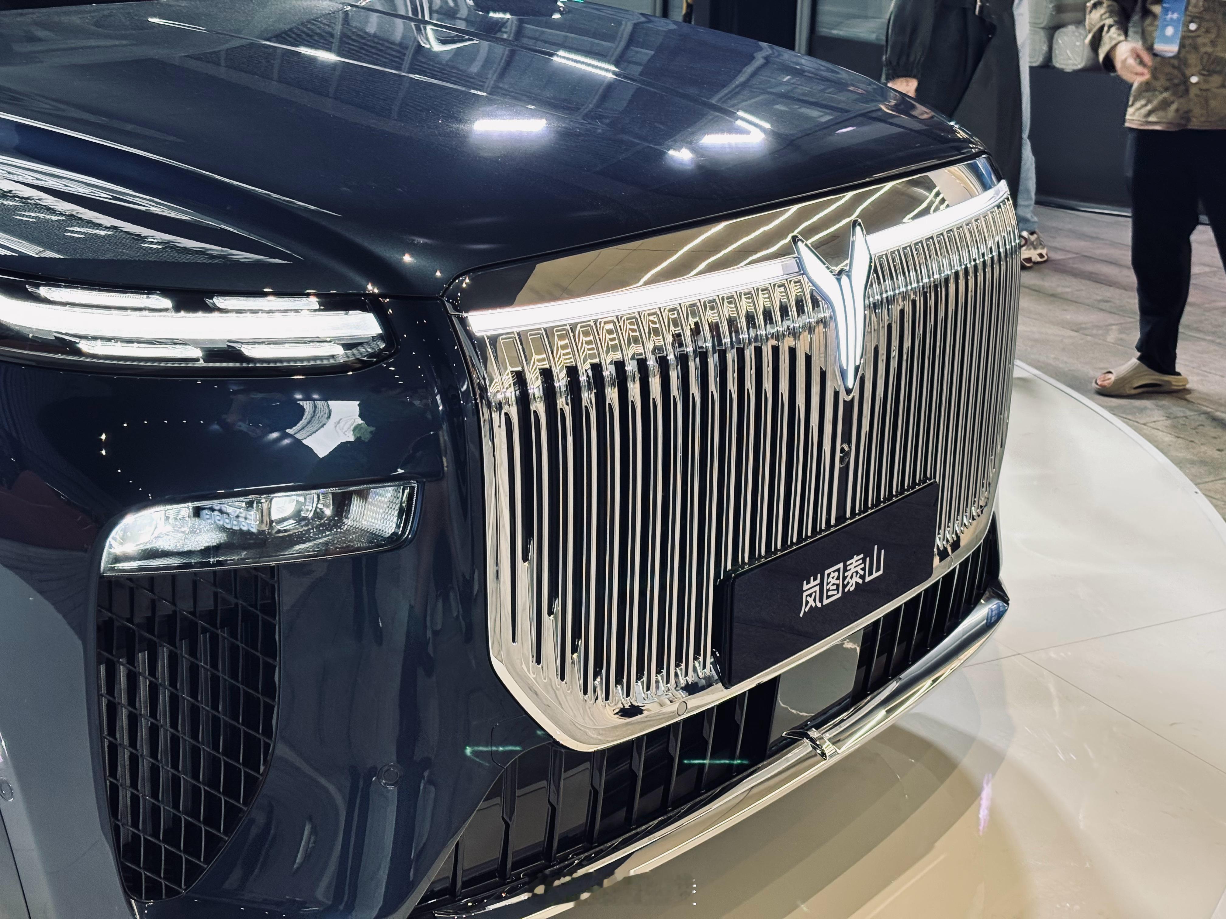 岚图泰山，这个气场很顶，配色一种中式四合院的感觉，成熟风的大六座