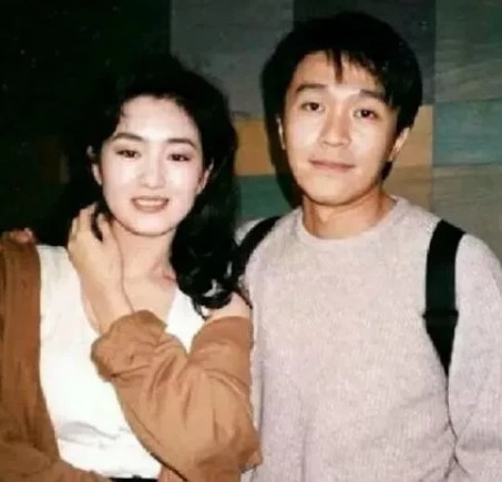 1993年，周星驰邀请巩俐去拍《唐伯虎点秋香》，刚下飞机，向华强提着100w现金