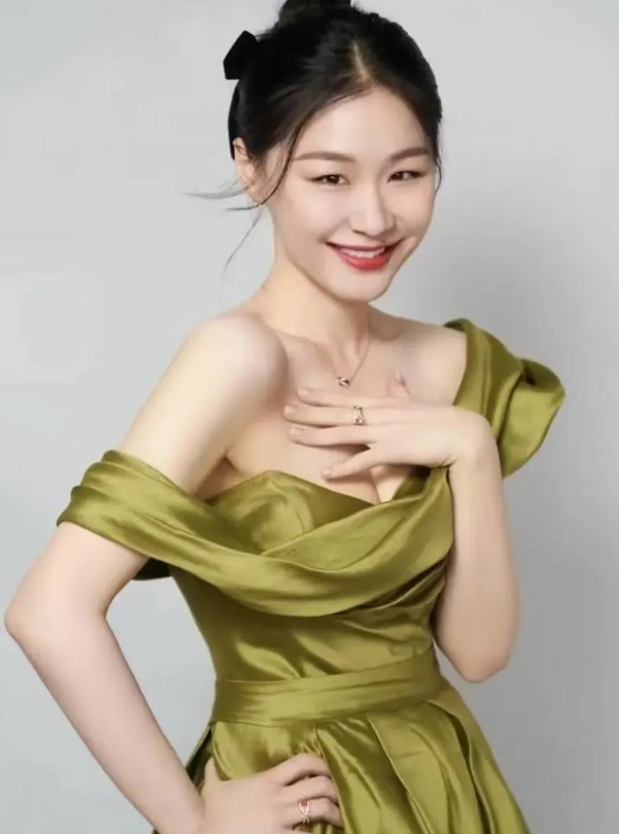 金靖说，我和我老公谈恋爱时，婆婆嫌弃我是演员，觉得我不靠谱，不是过日子的人，婚礼