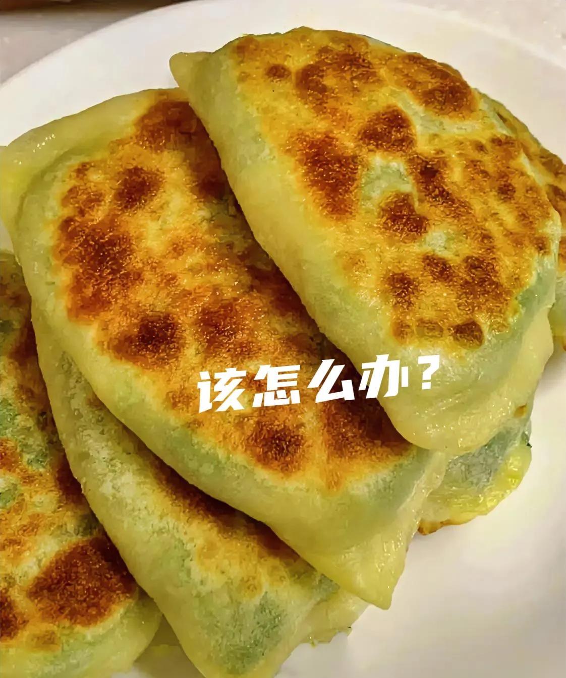 今天儿媳妇没打招呼带着孩子突然上门，说是路过歇歇脚。我刚烙好二十个韭菜盒子，本想