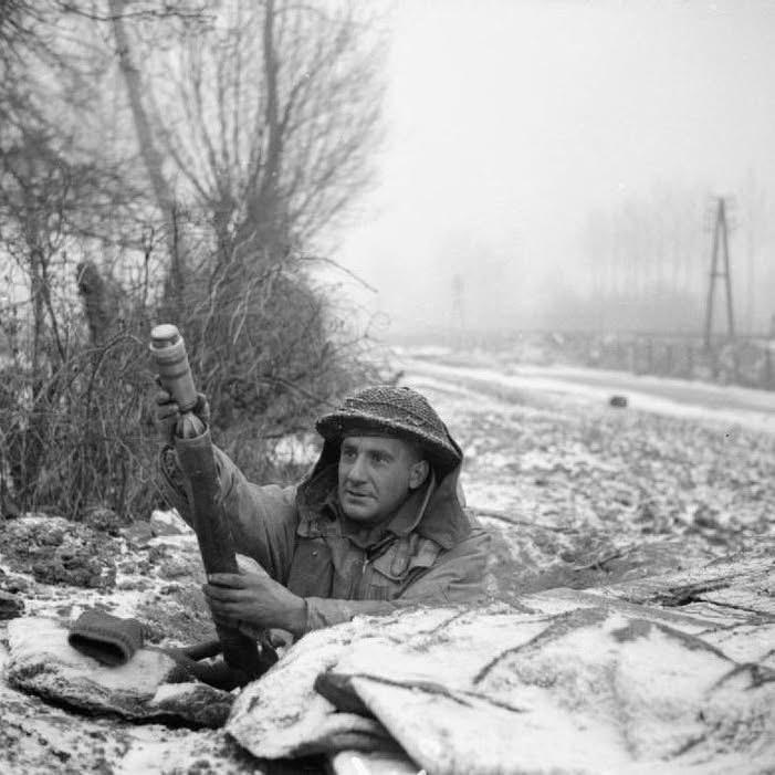 二战后期西线战场盟军、德军双方军队真实作战场景！图一：1944年12月，英军