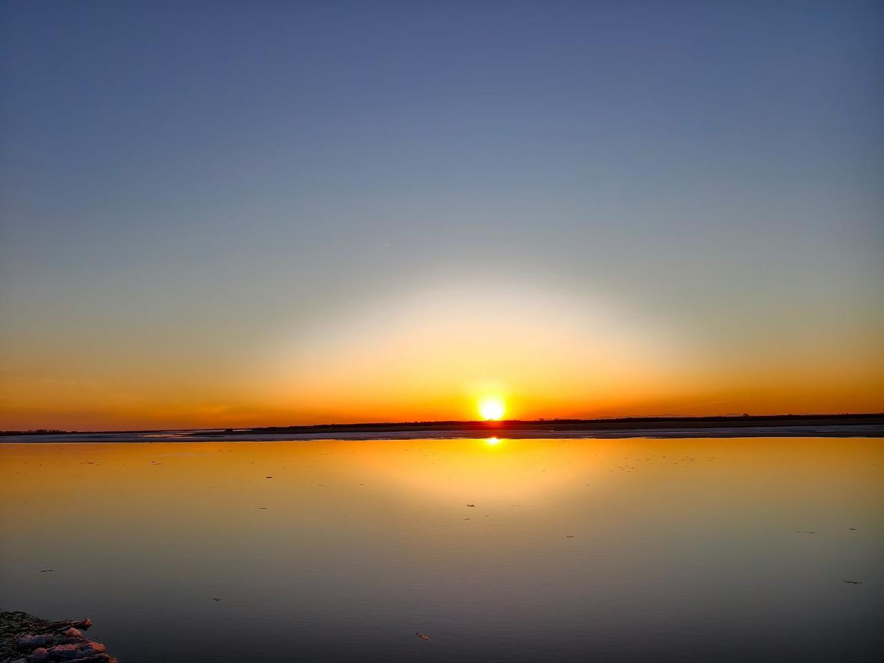 日落余晖映湖面，宁静黄昏美如画，这话一点不假。就像冬日的潍坊峡山水库，夕阳如绸缎