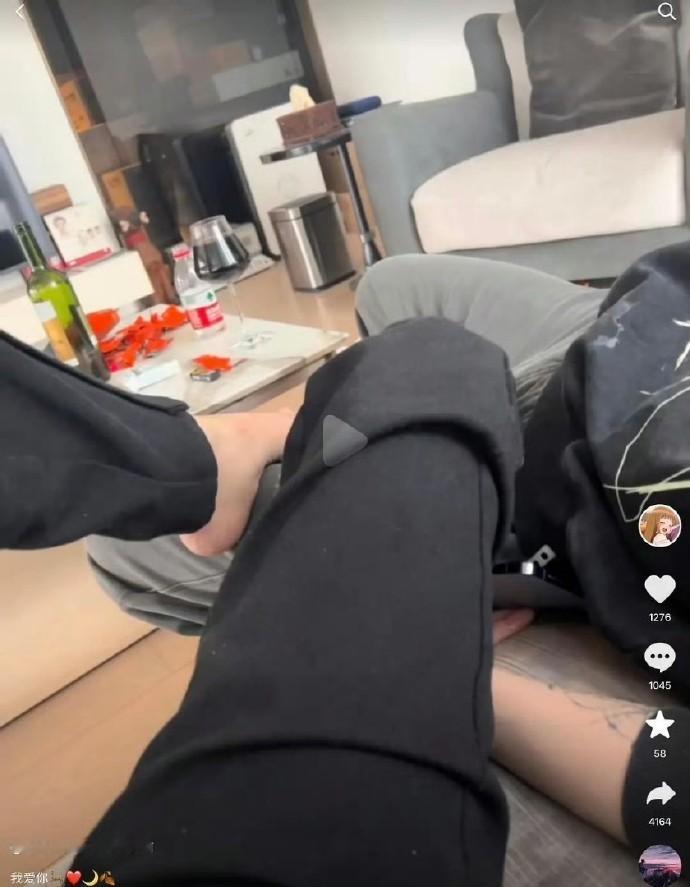 粉丝澄清了鹿晗纹身以后，发现衣服花纹也一样，这怎么洗