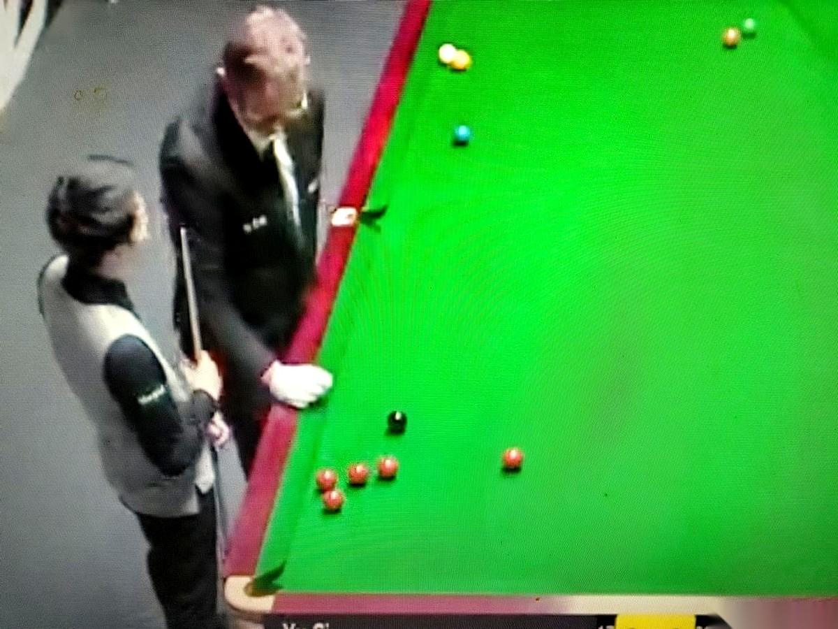 隔壁桌，常冰玉一杆147清台，揣着17万多英镑奖金，吹着口哨去吃宵夜了。连出了