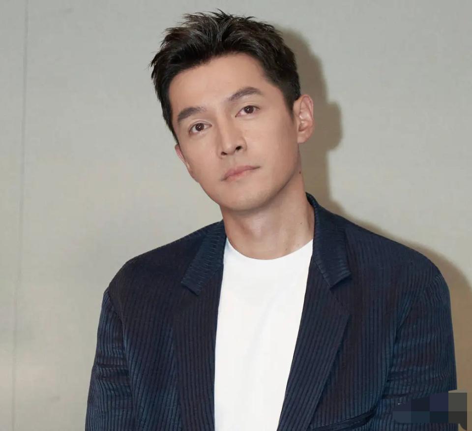 胡歌，大瓜曝光！3月18日一早，低调多年的胡歌突然冲上热搜，两封尘封24年的