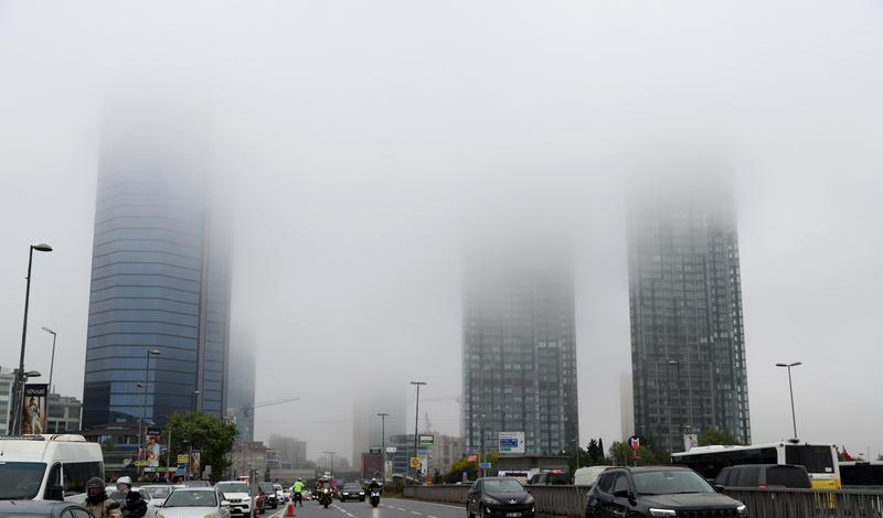城市的天气太热，原因其实很简单：缺少水体和树荫。别看高楼大厦大面积的玻璃，又是