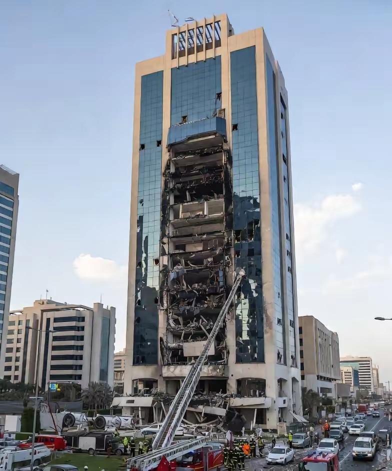 看看伊朗把迪拜都炸成啥了。迪拜没啥石油，全靠金融业和旅游业来吸引全世界投资者来