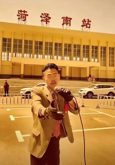 郭有才又上热搜了，不过这次不是因为唱歌，而是因为在濮阳演出，因为人太多，有安全隐