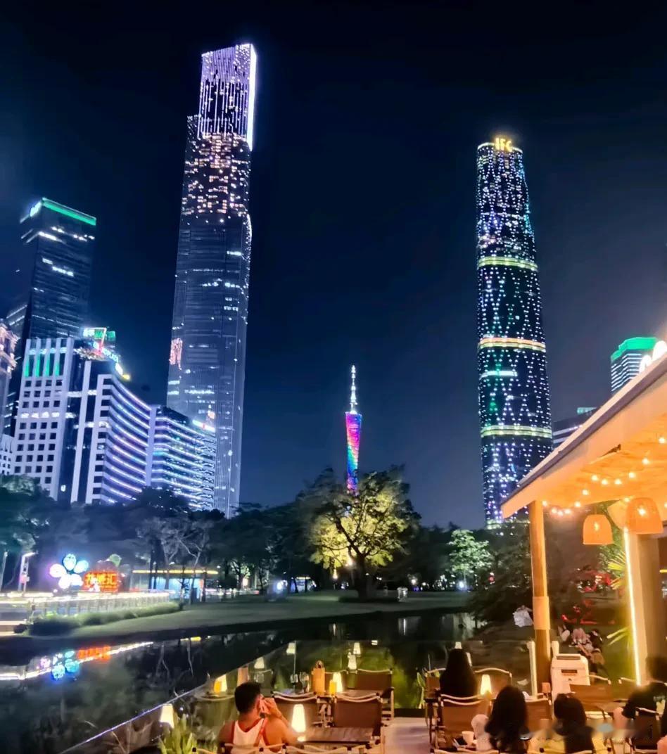 夜晚的珠江夜景，璀璨灯光映照下的摩天大楼，浪漫又迷人。本来说好的出来逛逛街，心情
