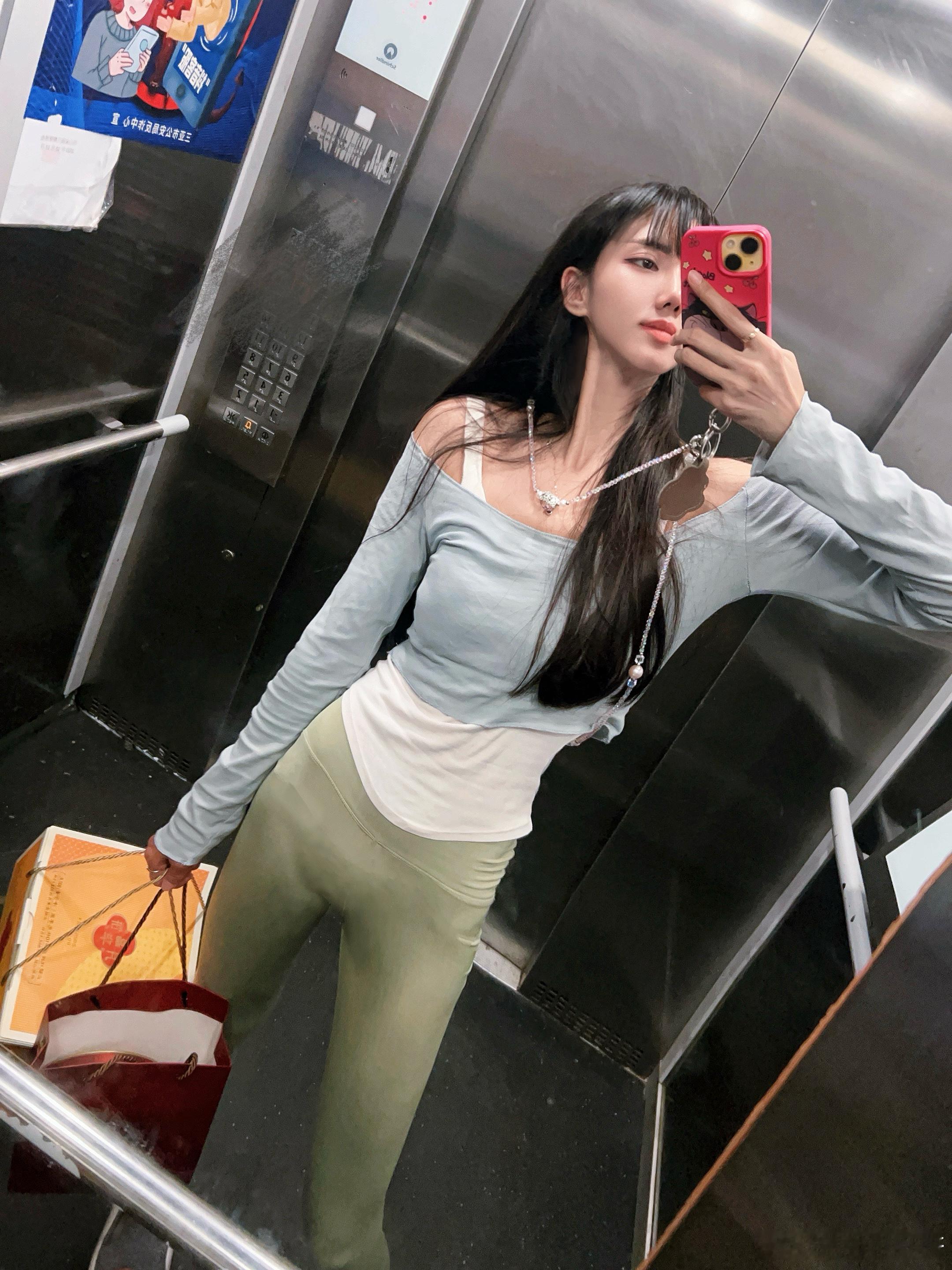 目前收到28块小月饼和一块比我脸都大的巨型月饼，孤家寡人我要怎么吃才能不浪费[泪
