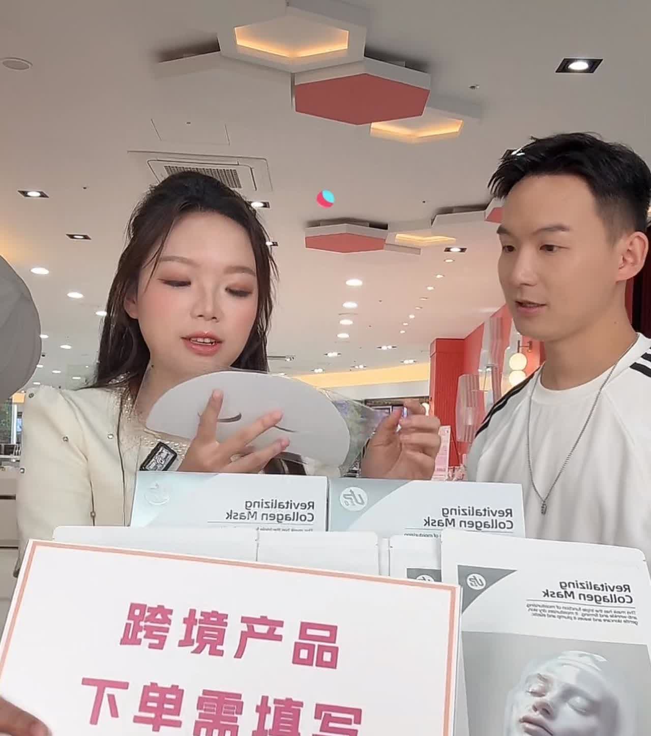 今天，谢浩男妈妈许建华在国外首播，带货化妆品，谢浩男也参与其中带货，人气很旺。讲