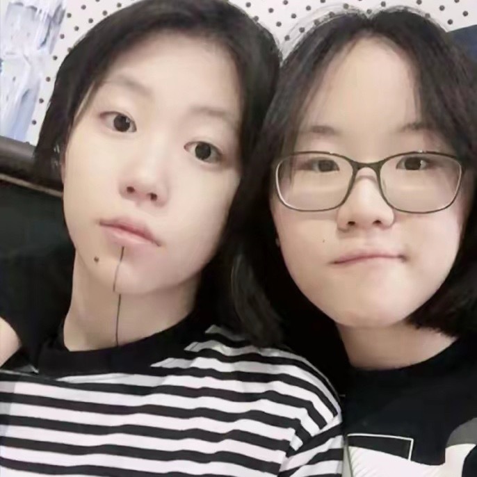 窦唯的二女儿窦佳嫄，和窦唯的感情不亲，但和姐姐窦靖童姐妹情深