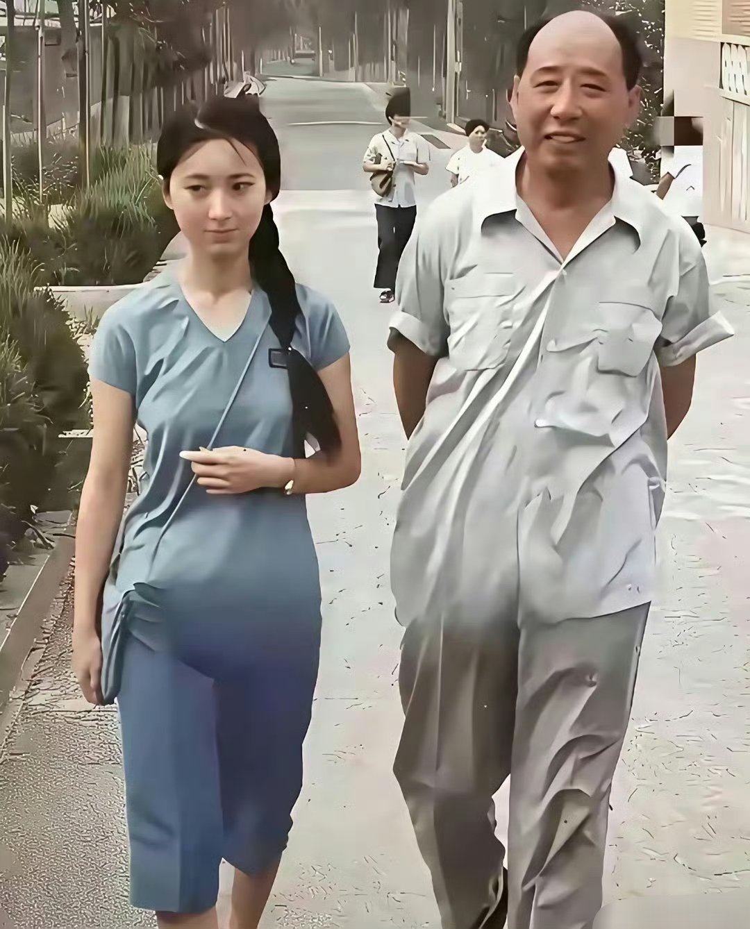 AI修复后的老照片！照片上是87版林黛玉扮演者陈晓旭，旁边站着红学家邓云乡先生。