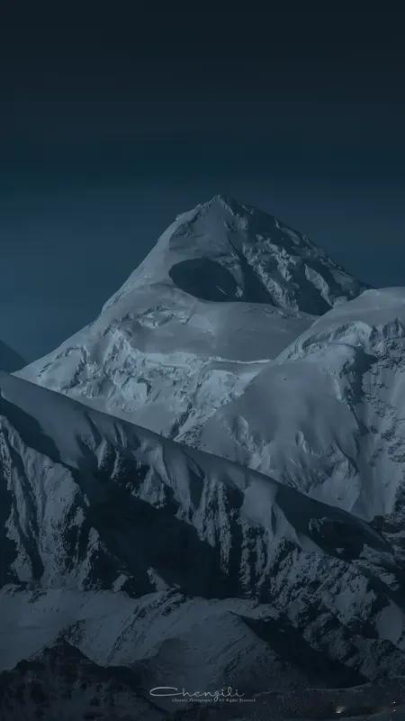 去年跟着户外团爬川西某座海拔4800米的入门级雪山，同队有个大哥嫌向导反复提醒的