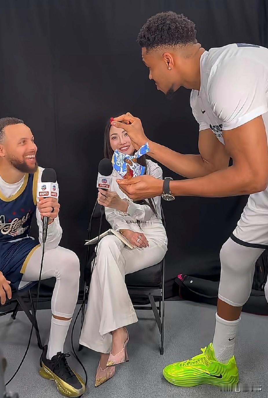 真爱了！字母哥谈库里：“库里是我最喜欢的球员之一。”“我们的关系一直都非