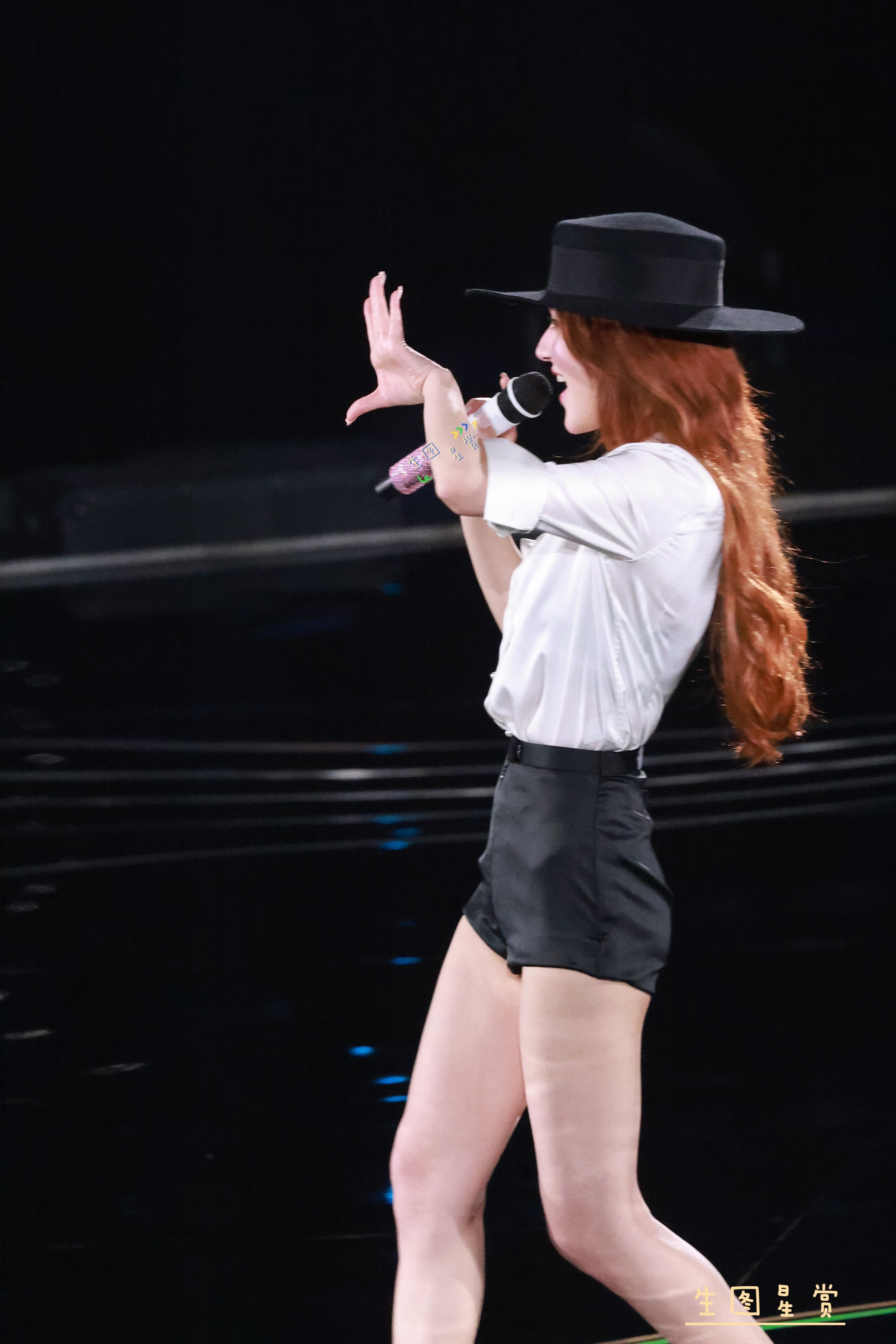 时髦女郎赵露思生日会激情开麦白衬衫红高跟，舞台表现力太有范儿了💃🏻🎵