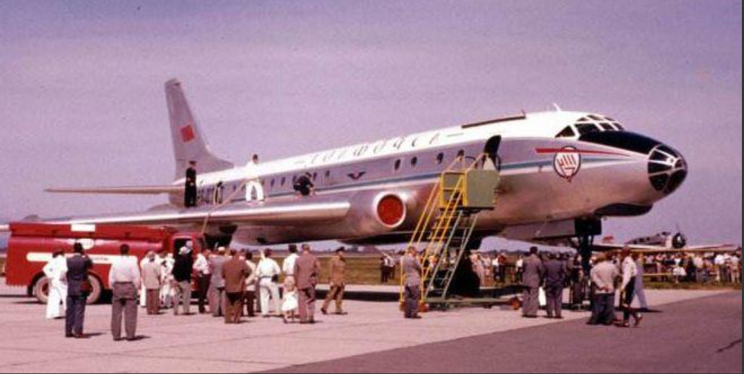 1956年，苏联的图-104喷气客机刚试飞成功，赫鲁晓夫就急着出去显摆一下，就乘