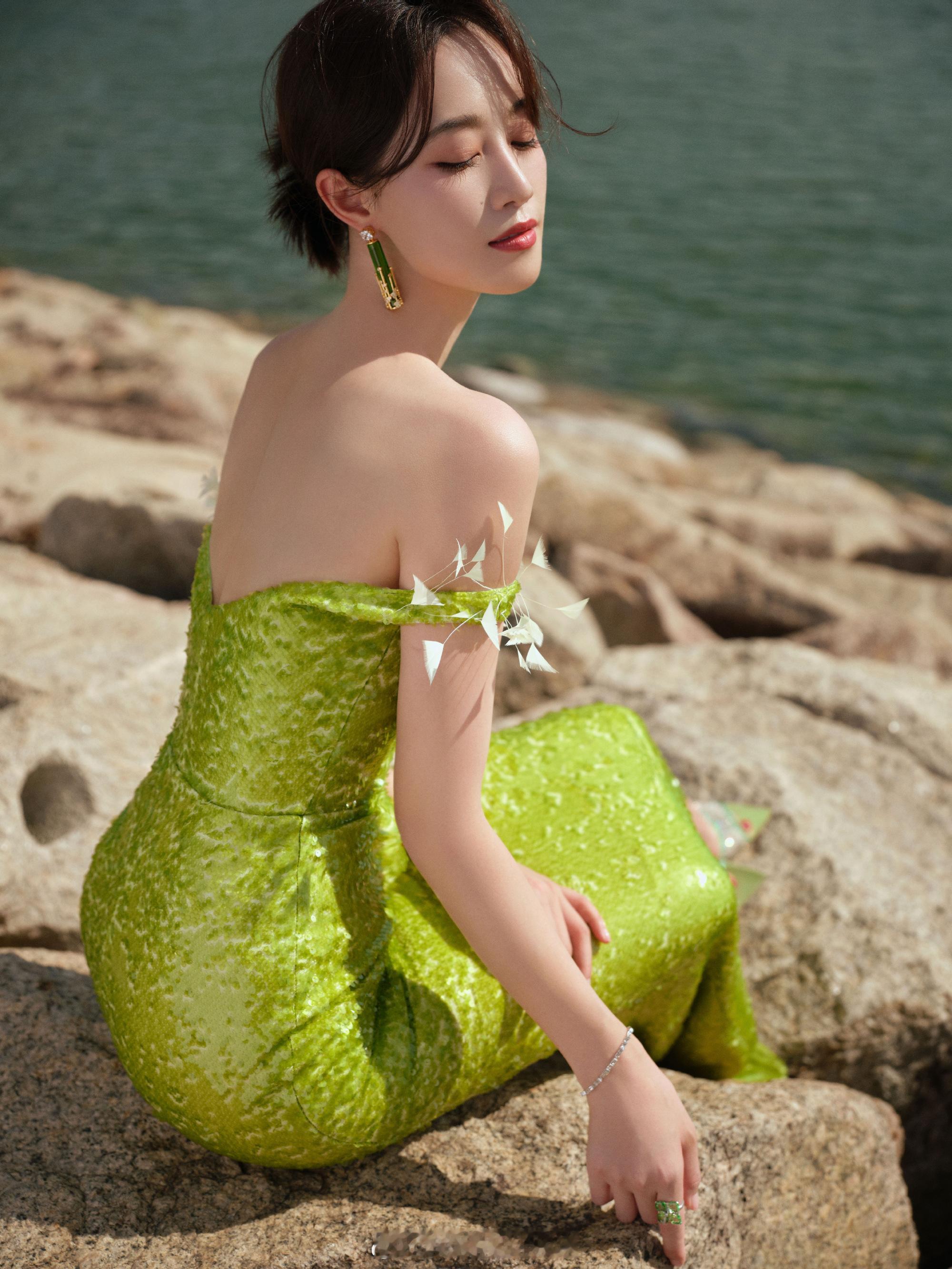 蓝盈莹身披涟漪柔美迷人