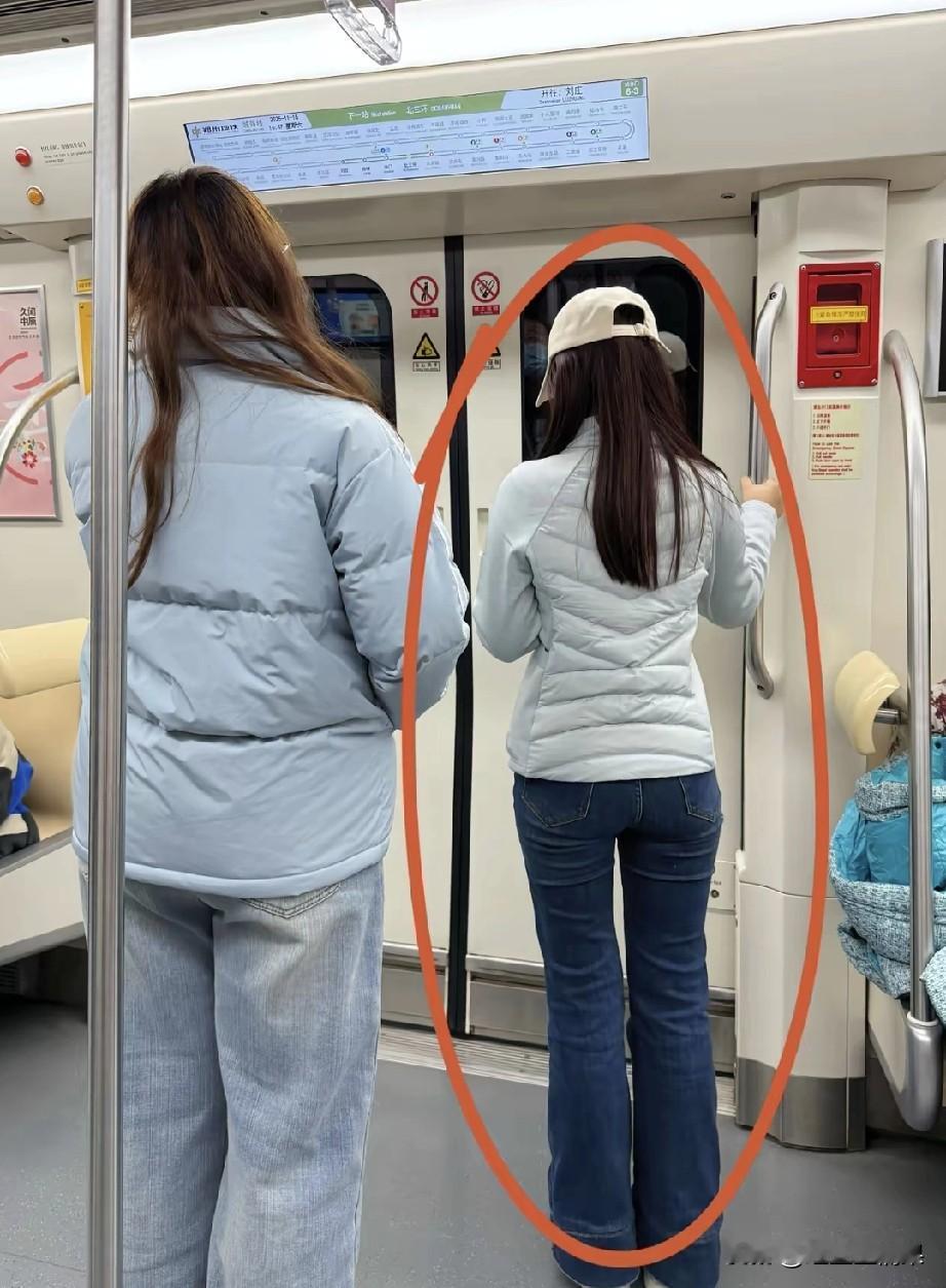 身材好穿什么都好看，就比如这两位小姐姐同样都是穿羽绒服，肉眼可见区别太大了。怪