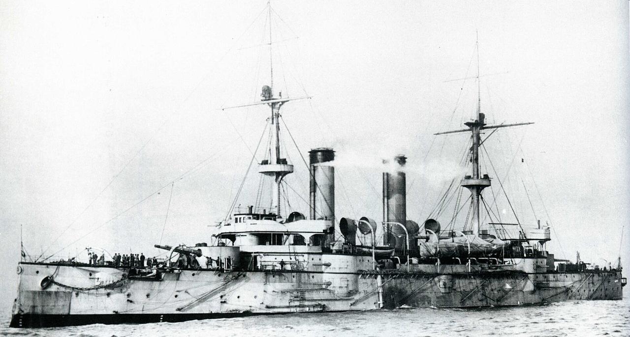 日本海军浅间号装甲巡洋舰，1898年建造，是其同级舰艇的首舰。该舰由英国为日本帝