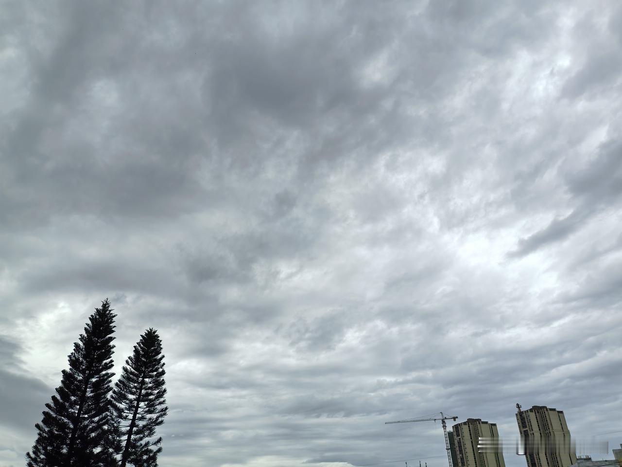 江南华南强降雨持续警惕暴雨致灾，超长雨带袭击广东，多地暴雨来袭，暴雨红色预警信号
