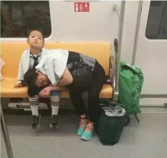 南京地铁十号线里，当时一位妈妈下班后太累了，一直打瞌睡。小朋友心疼妈妈，跟妈妈说