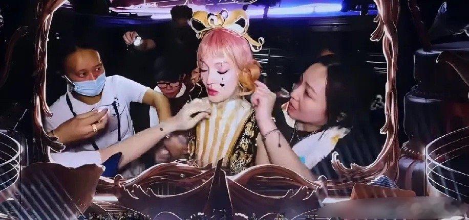 张韶涵，让人心疼又敬佩！8月23日晚，歌手张韶涵，冲上热搜。原因是她在成都演唱会