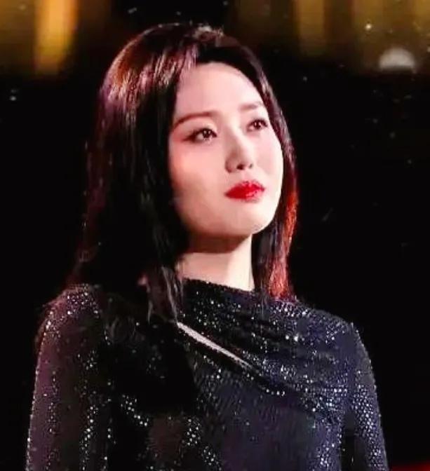 以往，李雪琴在大众印象里，是那个穿着宽松卫衣，操着一口东北大碴子味，用幽默段子戳