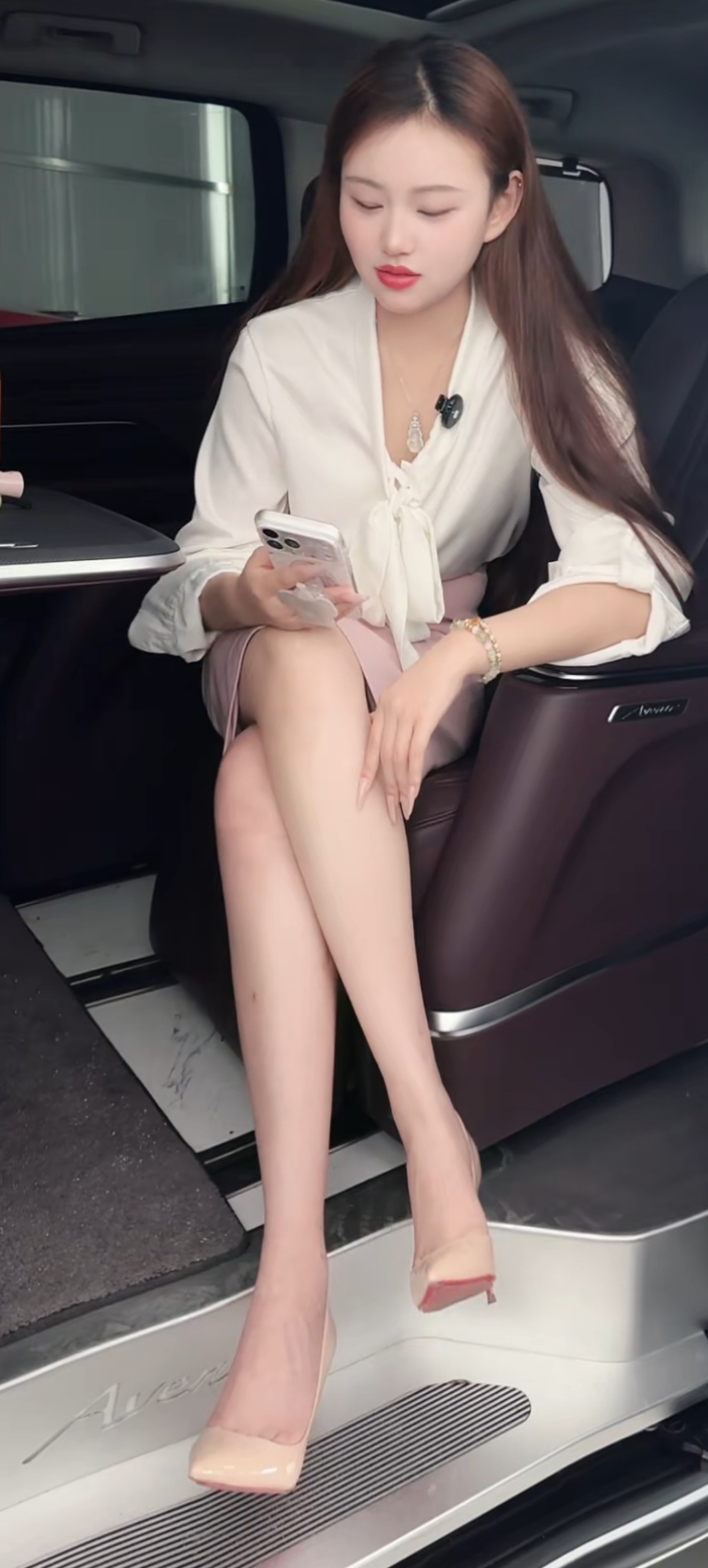 汽车销售小姐姐很甜美