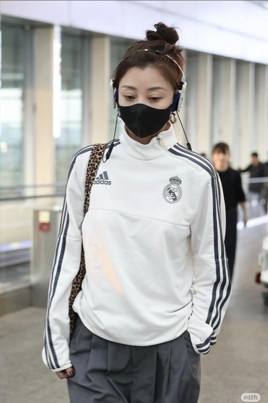 不愧是演过“杨贵妃”的美女，虽然都45岁了，但看起来还像20多岁的，身材依然纤细