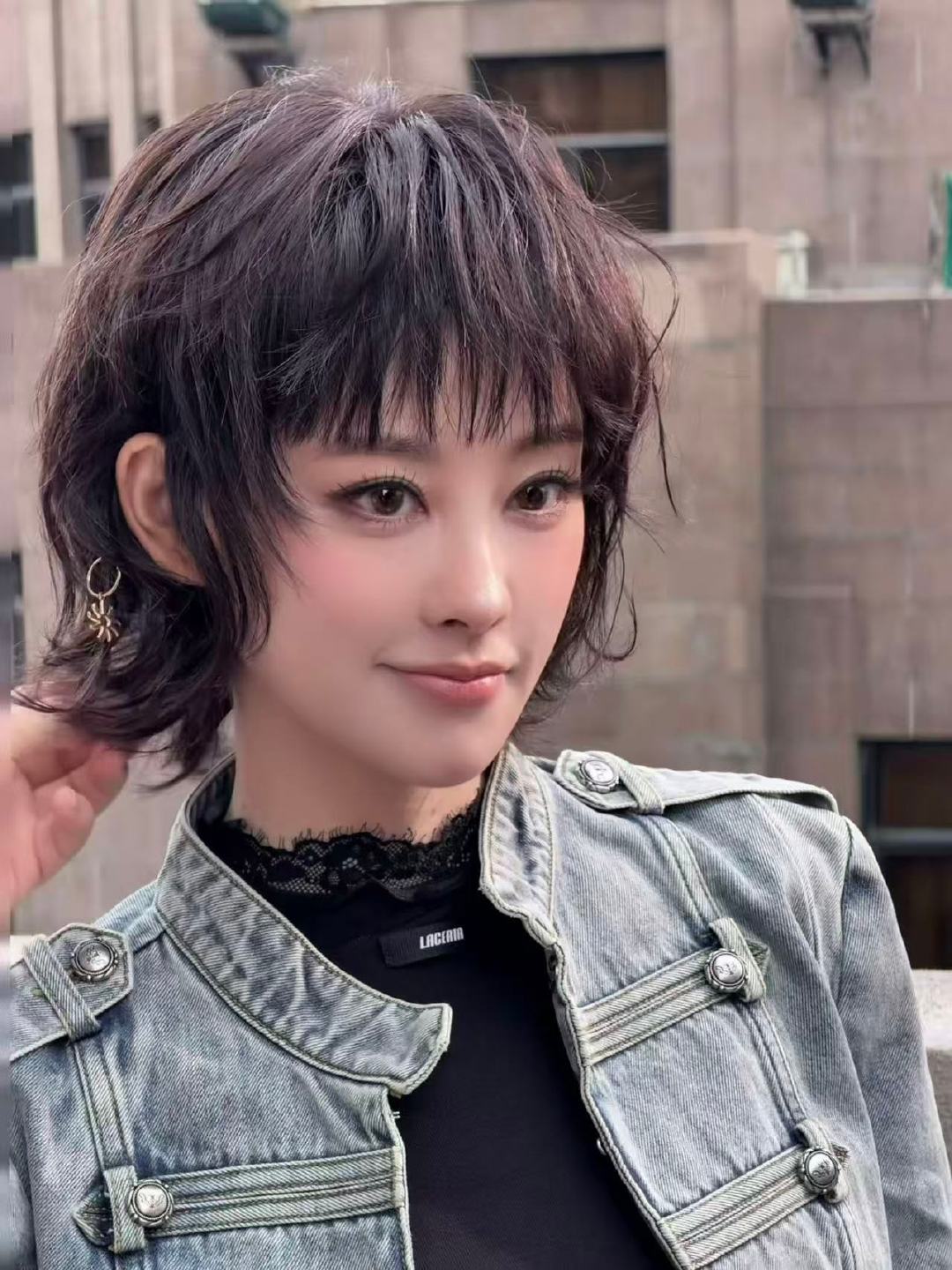 #谁能认出这是祝绪丹# 太吃祝绪丹这种反差感了！驾驭高定的时候优雅矜贵，换上牛仔短发又鲜活松弛，这种