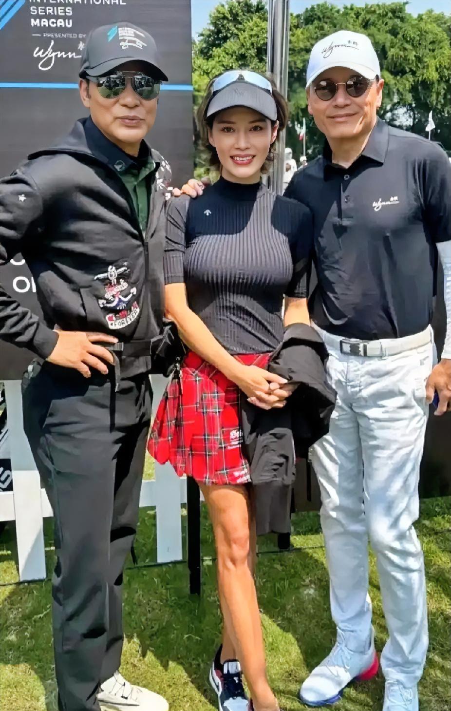 中间这个美女看着好眼熟，就是叫不出名字来。