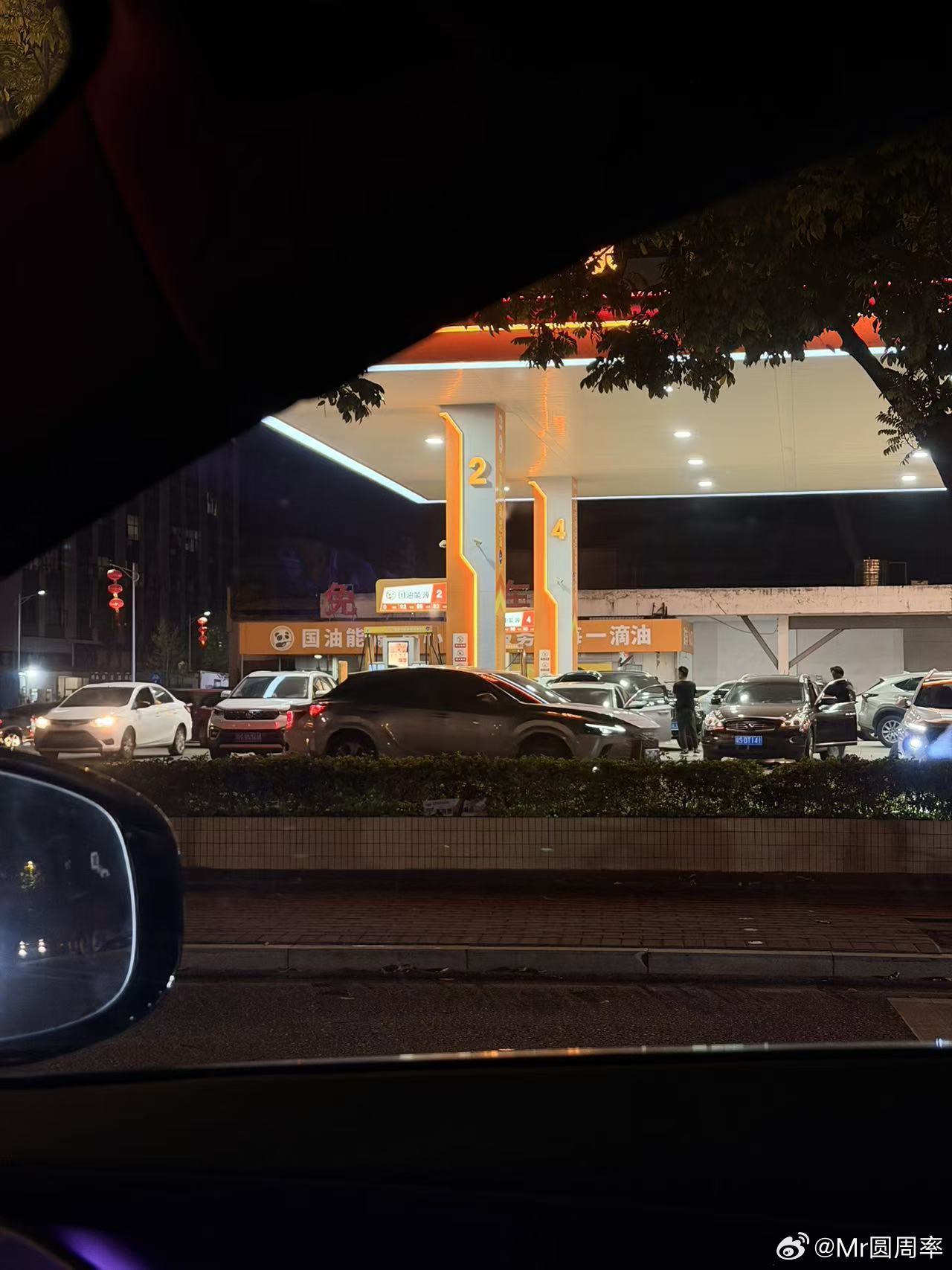 今晚的加油站注定是不平静的