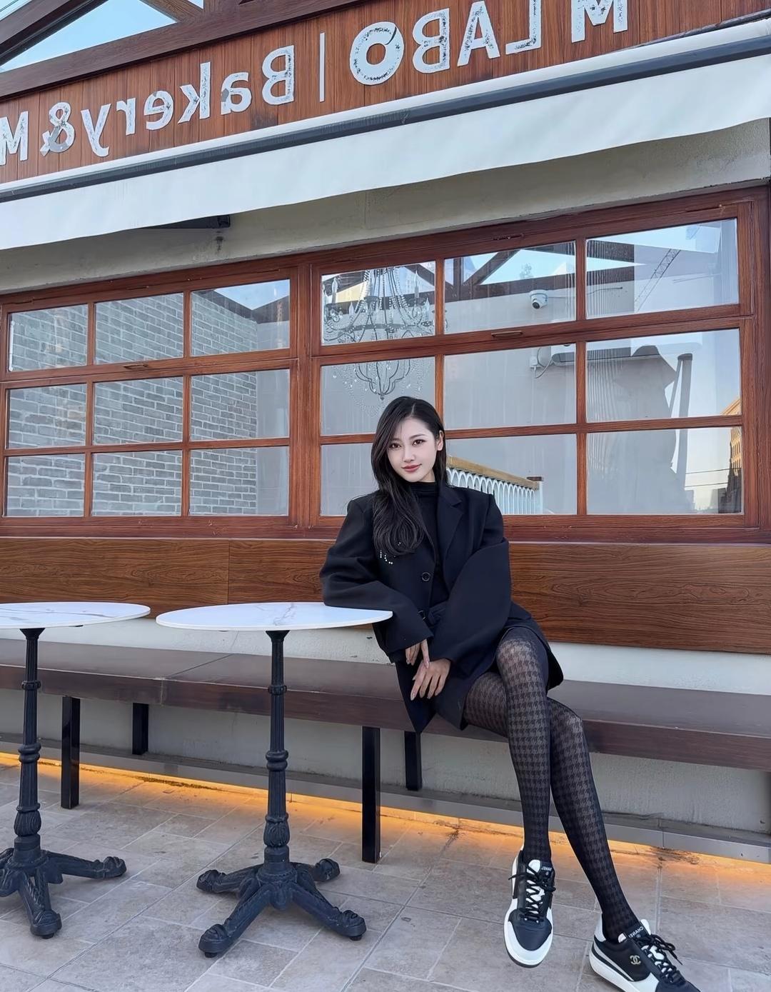 冬日穿搭指南|优雅黑大衣搭配复古网袜，时尚又保暖！🌟👗👢