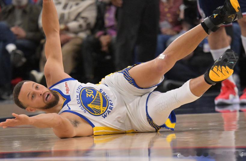 近日，前雄鹿主帅里弗斯在名嘴比尔·西蒙斯的播客节目中谈到了库里。里弗斯表示：“我