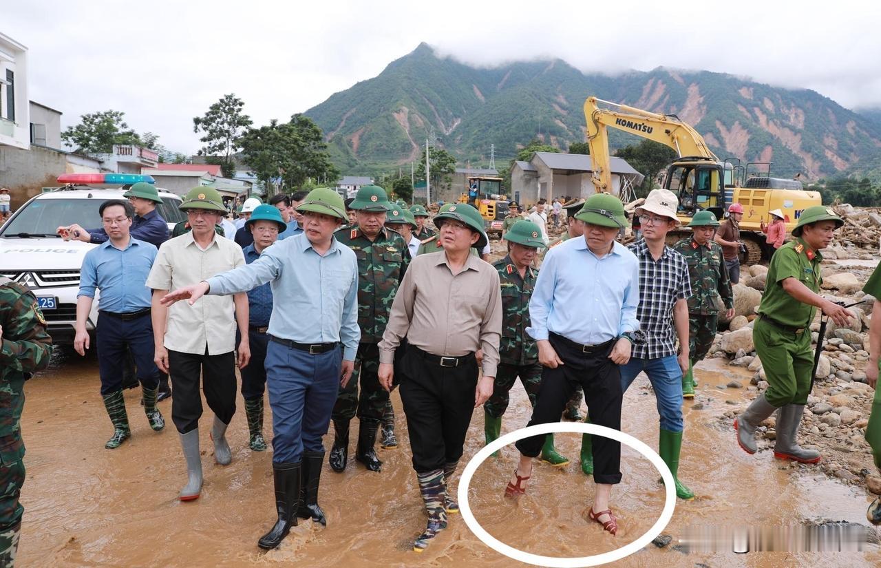 越南：摸着中国救灾。越南北部地区连降大雨，山洪暴发，副总理胡国勇赴灾区指导救灾。