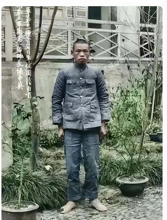 红军师长侯中英为营救战友不幸被俘。敌人拍下这张照片夸耀战绩，面对威逼利诱、高官厚