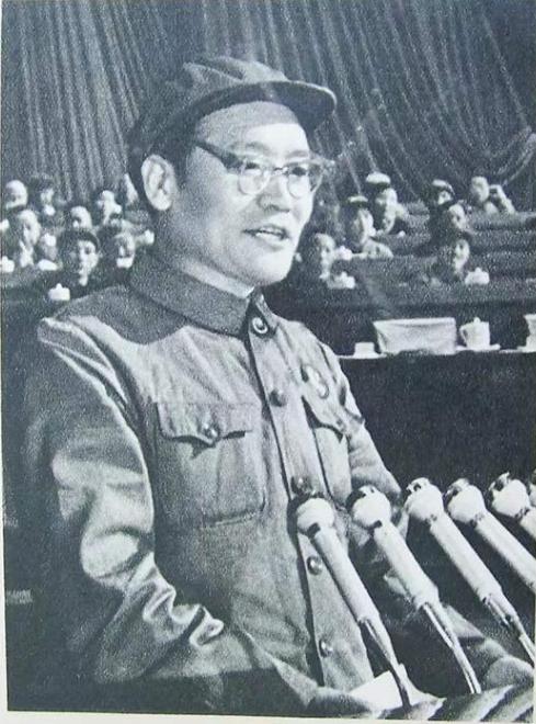 1970年，党的九大二次会议上，轮到纪登奎发言，毛主席扭头看了看主席台，没有找到